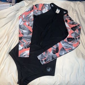 NWOT Body Glove Rashguard swimsuit Size M